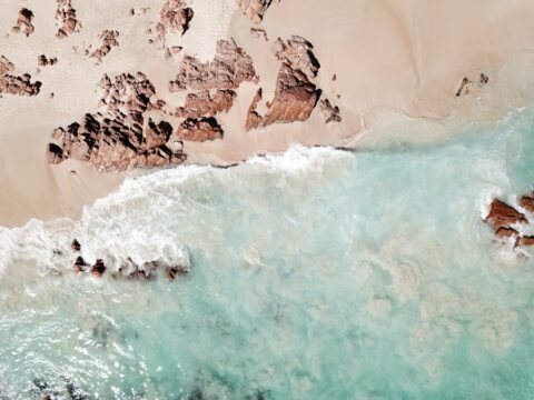 Vista aérea de una costa con rocas
