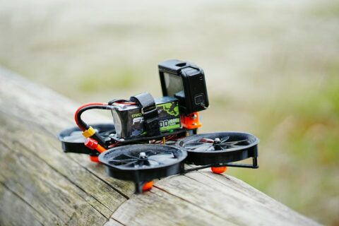 Dron FPV tipo cinewhoop