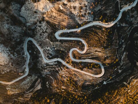 Carretera de montaña vista desde un dron
