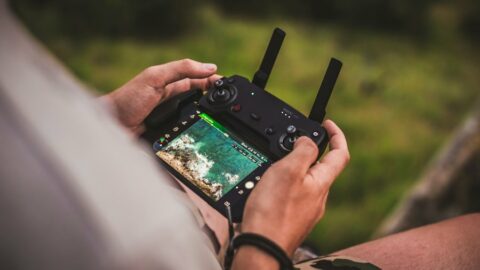Manos sujetando el mando de un dron