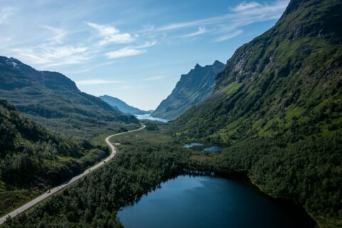 Vista aérea de un valle de montaña con lago